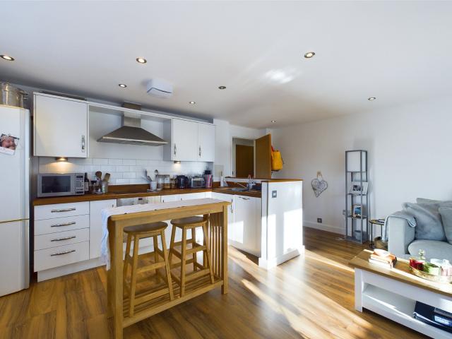 Apartment for rent in Heol-las, Surrey