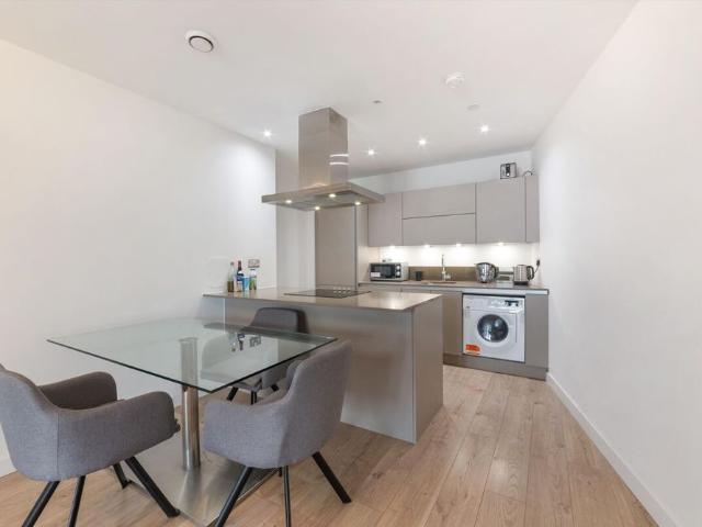 Apartment for rent in Poplar Grove, Greater London