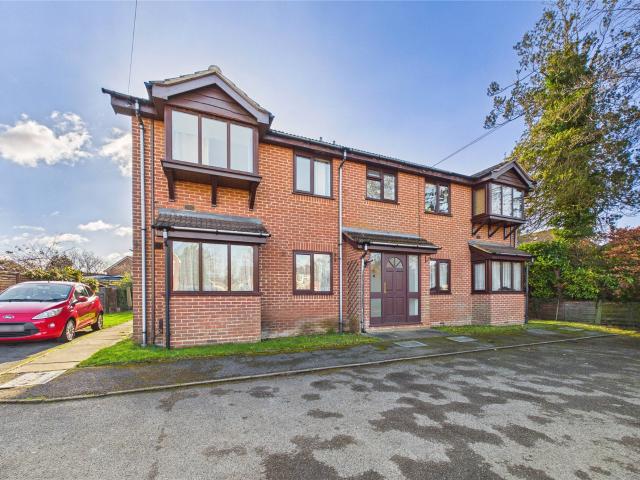 Apartment for rent in The Crescent, Farnborough