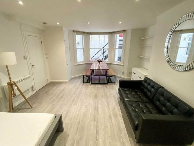 Apartment for rent in Brook Green, Greater London
