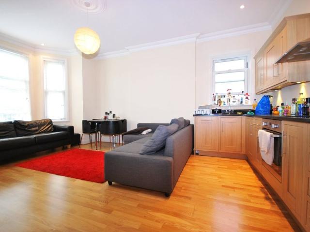 Apartment for rent in Shortlands, Greater London