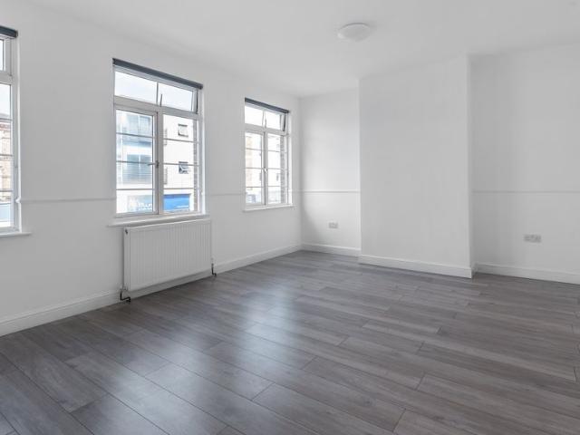 Apartment for rent in Longlands, Greater London