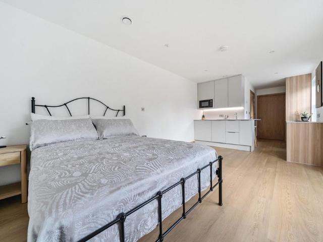 Apartment for rent in Longlands, Greater London