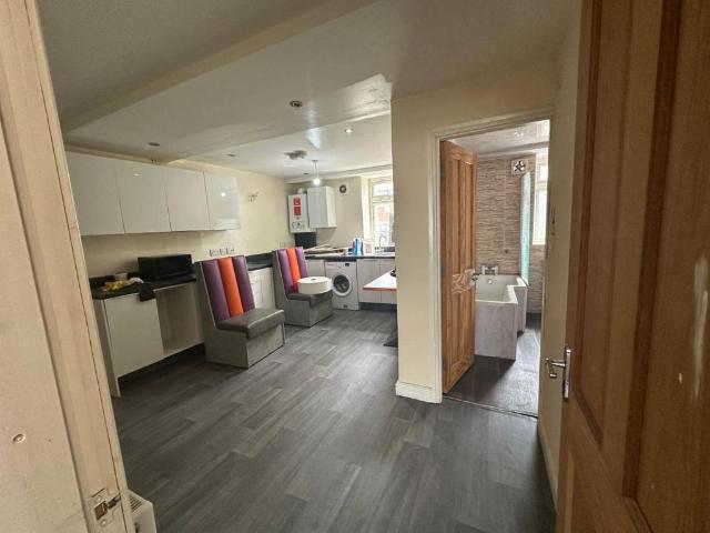 Apartment for rent in Deeplish, Burnedge
