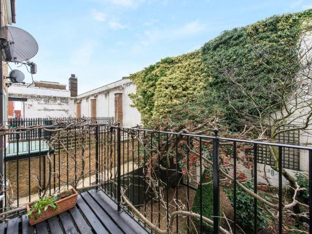 Townhouse for rent in Westminster, Cat Hill