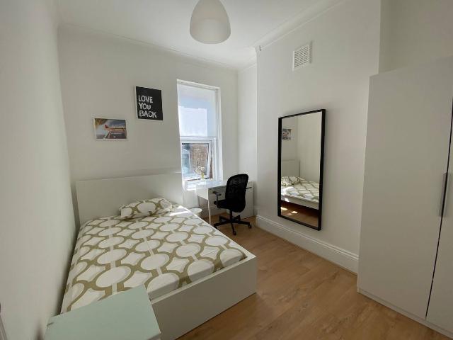 Room for rent in Charlton, Greater London