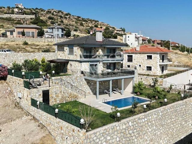 Foça, Yenibağarası Mahallesi içerisinde kiralık Villa