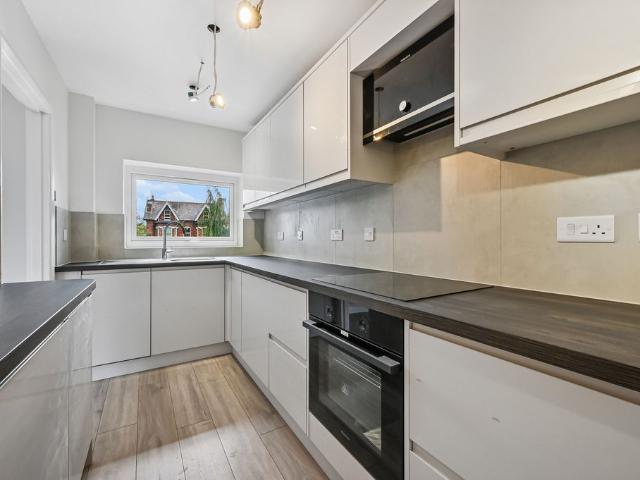 Apartment for rent in London Borough of Merton, Raynes Park