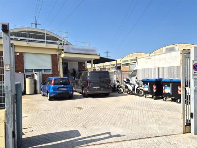 Capannone in vendita a Zona industriale Picchianti, Livorno