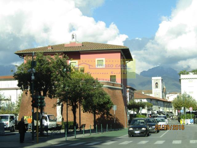 Locale Commerciale in affitto a Roma Imperiale, Forte Dei Marmi
