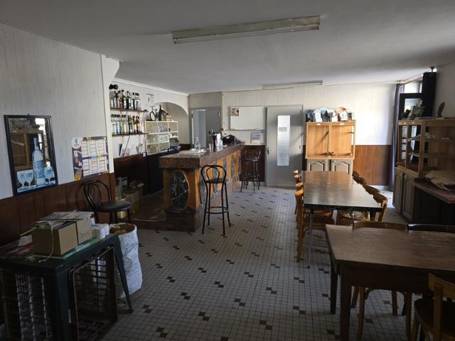Local Commercial vente à Fontenay-le-Comte, Saint-cyr-des-gâts