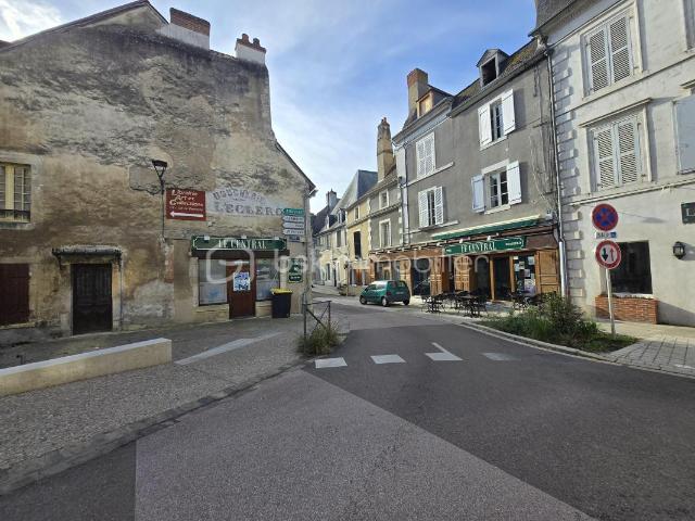 Local Commercial vente à Cosne-Cours-sur-Loire, La Charité-sur-loire