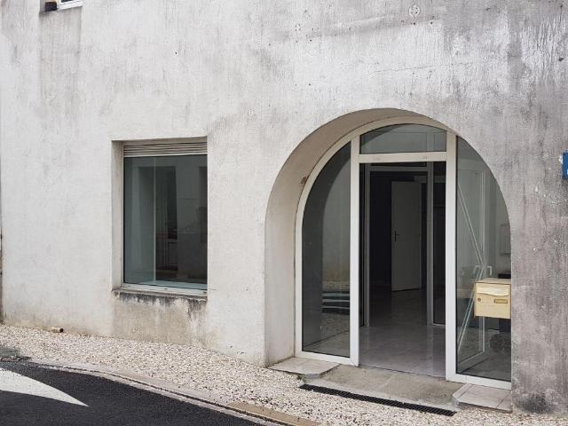 Local Commercial location à Grenoble, Le Gua