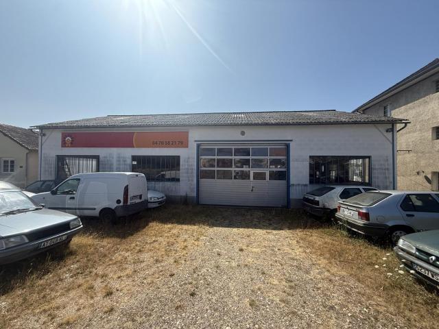Local Commercial vente à Broût-Vernet, Allier