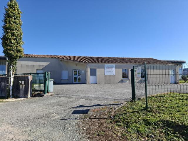 Local Commercial vente à Saintes
