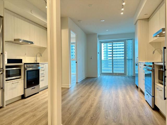 Apartment for rent in Interchange Hwy 400 & 7, Vaughan