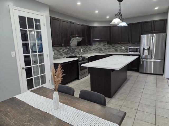 Room for rent in Burlington, Ontario