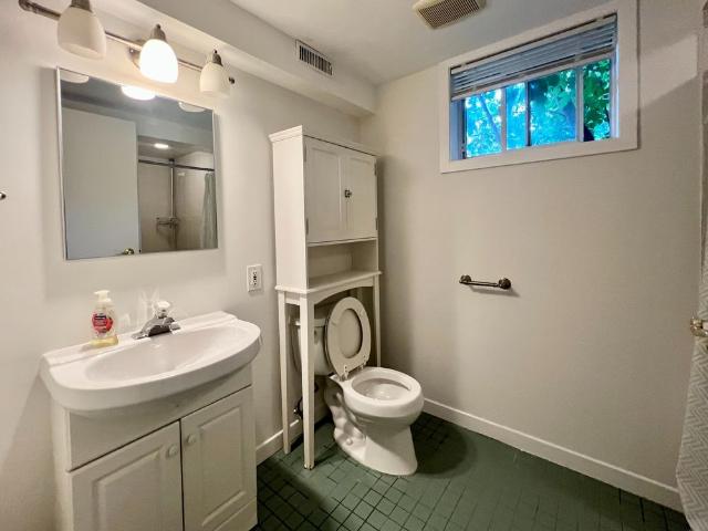 Room for rent in Burlington, Ontario