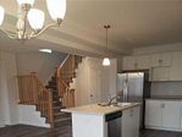 Townhouse for rent in Summerside, London