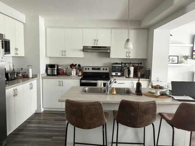 Townhouse for rent in Summerside, London