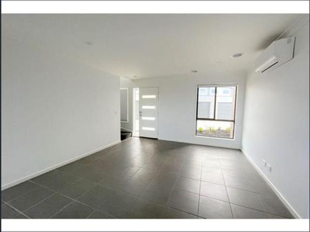 Townhouse for rent in Wynbrook, Melbourne