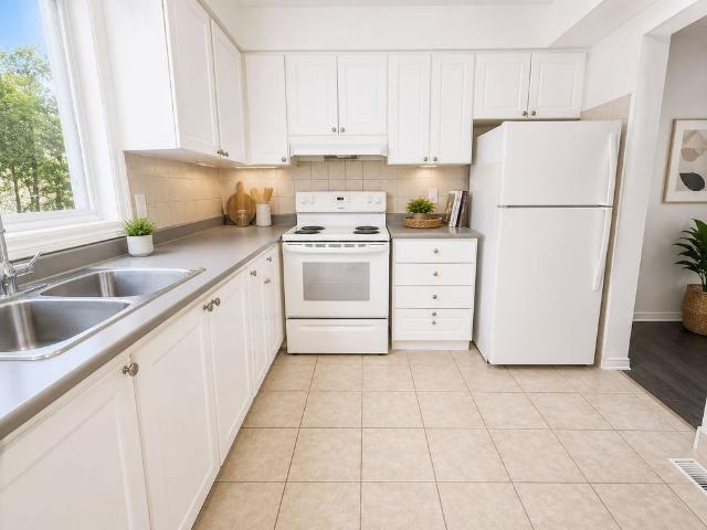 Townhouse for rent in Hanlon Creek Neighbourhood Group, Guelph