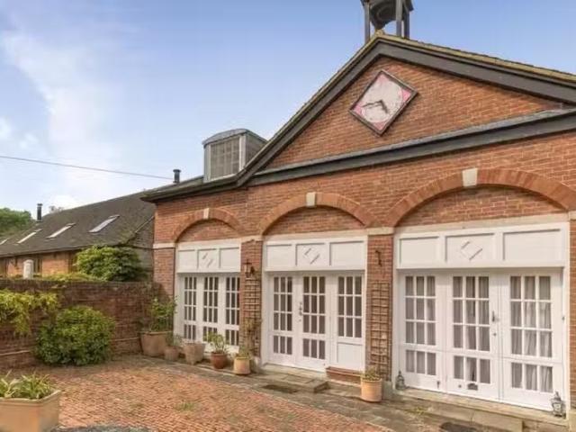 Apartment for rent in Perryfields, West Sussex