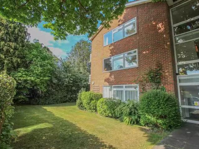 Apartment for rent in Hersham, Elmbridge