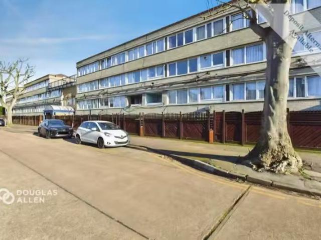 Apartment for rent in Woodford Bridge, Greater London