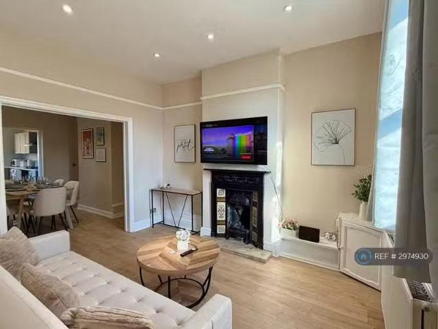 House for rent in Calderstones