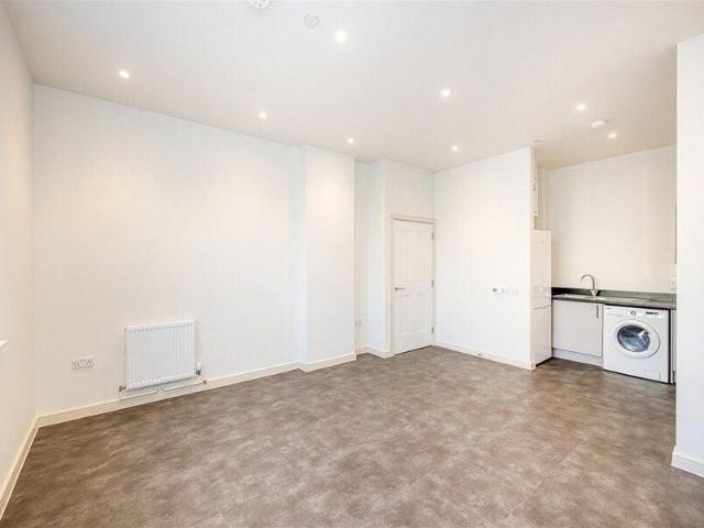 Apartment for rent in Cat Hill, England