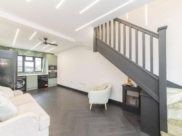 Apartment for rent in Cat Hill, England