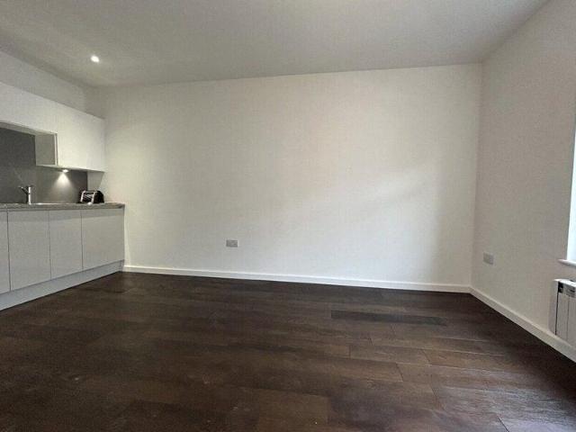Apartment for rent in Cat Hill, England