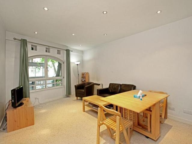 Apartment for rent in Cat Hill, England