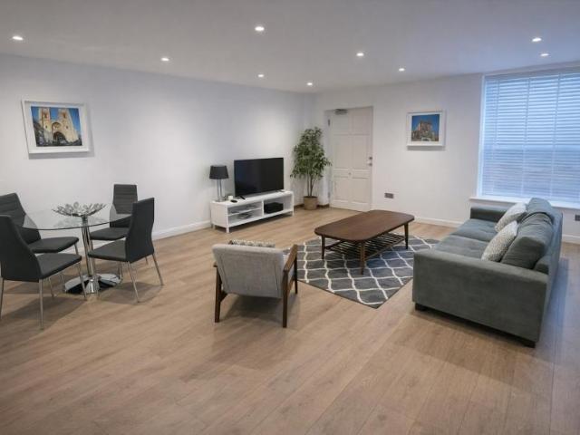 Apartment for rent in Blackhills, Surrey