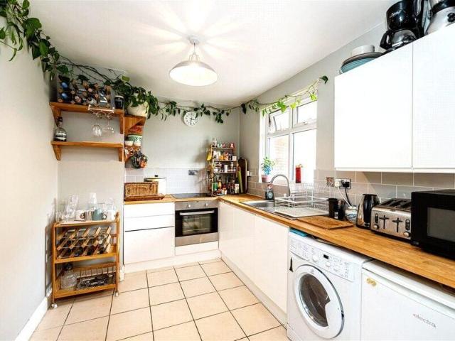 Apartment for rent in Cat Hill, England