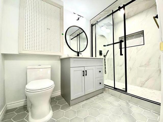 Room for rent in Burlington, Ontario