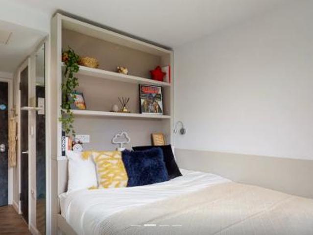 Room for rent in South Lambeth, Greater London