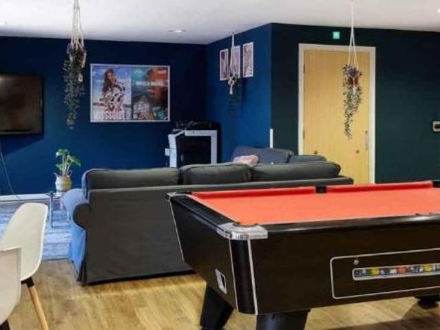 Room for rent in Cowley Marsh, The Slade
