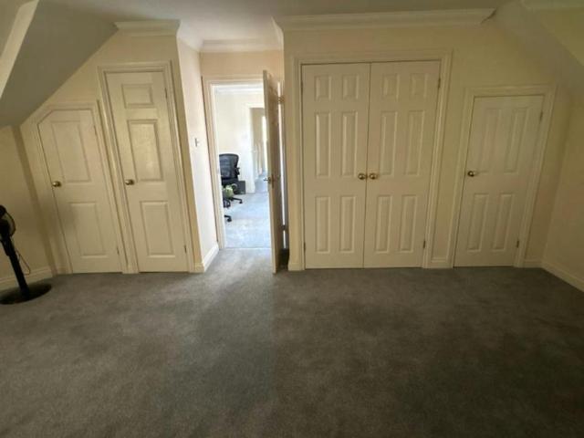 Room for rent in Row Town, Surrey