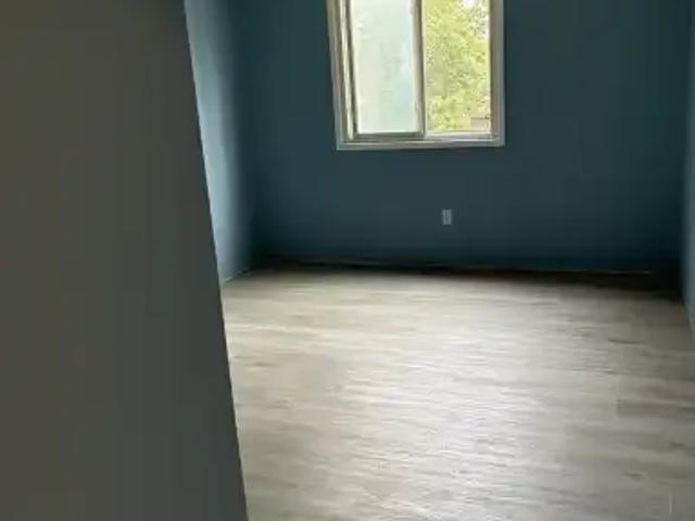 Townhouse for rent in Glenbrook, Calgary