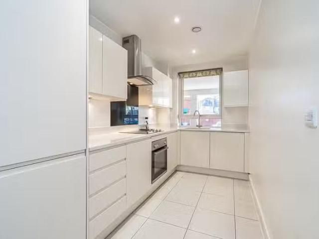 Apartment for rent in Hatch End, Greater London