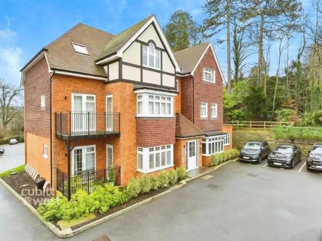 Apartment for rent in Caterham Valley, Hillview