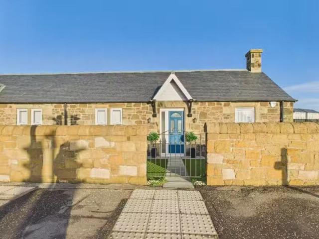 House for rent in Maybury, Scotland