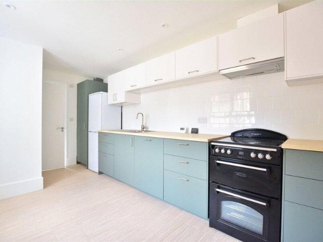 Apartment for rent in Cat Hill, England