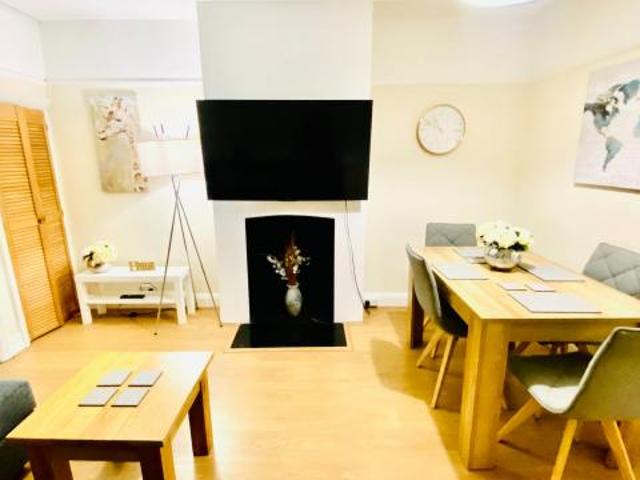 Apartment for rent in Lower Halliford, Surrey