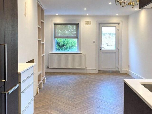 Apartment for rent in Cat Hill, England