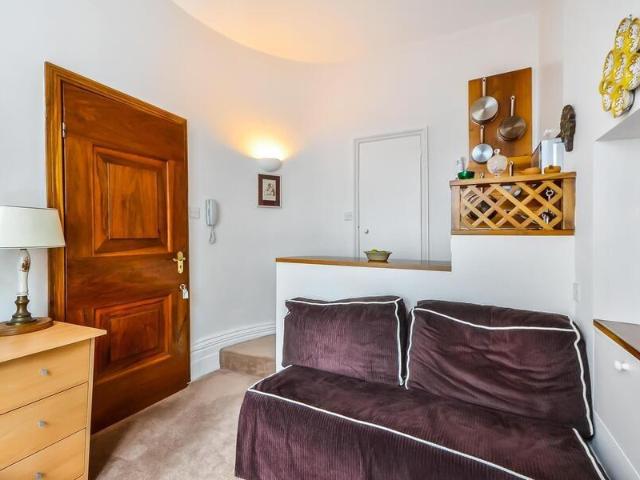 Apartment for rent in Cat Hill, England