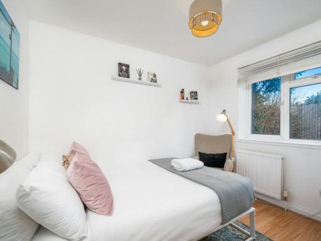 Apartment for rent in The Hale, Greater London