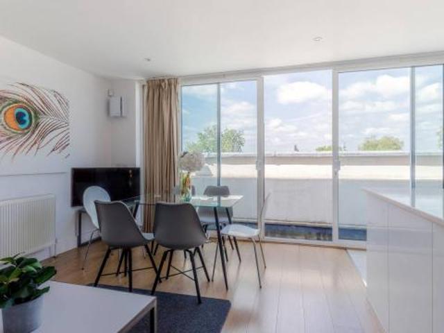 Apartment for rent in Lyons, Greater London